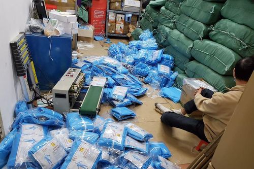 Hơn 6.000 bộ đồ bảo hộ y tế nghi là hàng giả tại Hà Nội