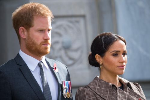 Vợ chồng Meghan Markle bị chỉ trích thế nào khi rời Hoàng gia Anh?
