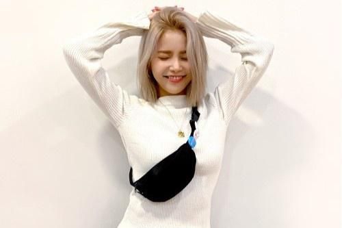 Solar (MAMAMOO) phẫn nộ khi fan mua túi cô thiết kế để bán giá cao