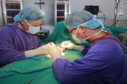 Bé trai 14 tuổi hoại tử tinh hoàn do bị chẩn đoán nhầm bệnh