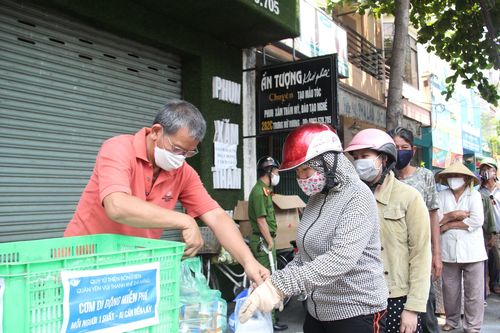 Kịp thời hỗ trợ người nghèo vượt qua khó khăn bởi dịch bệnh COVID-19