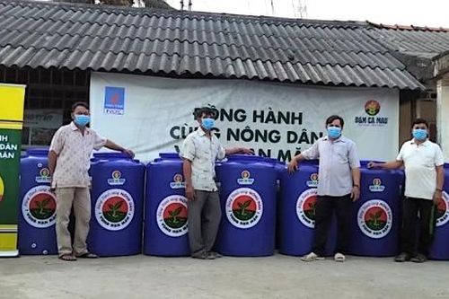 Trao tặng 300 bồn trữ nước cho người dân vùng hạn mặn