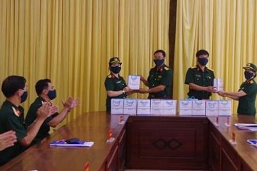 Hội Phụ nữ các đơn vị trao phương tiện phòng hộ, khẩu trang tặng cán bộ, chiến sĩ tham gia phòng, chống Covid-19