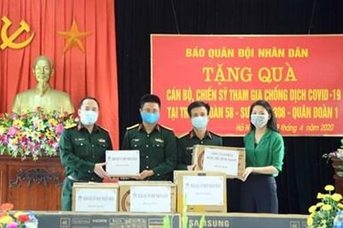 Báo Quân đội nhân dân và đơn vị đồng hành trao vật tư y tế tặng Trung đoàn 58