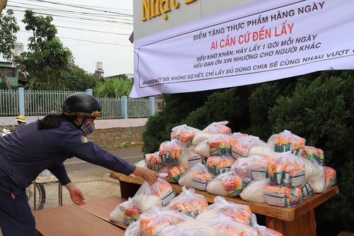 Lan tỏa tấm lòng thơm thảo, hàng trăm phần quà hỗ trợ người dân gặp khó khăn trong mùa dịch