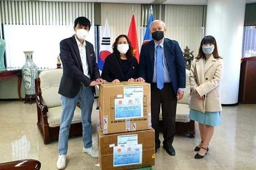 Covid-19: Trao tặng khẩu trang cho cộng đồng người Việt tại Hàn Quốc