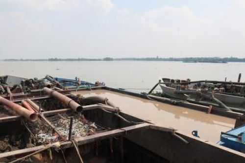 Lợi dụng dịch bệnh Covid-19, hai tàu 'khủng' khai thác cát trái phép trên sông Hồng