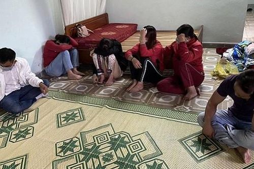 Bắt quả tang nhóm người tụ tập đánh 'cào tố' tại Quảng Bình