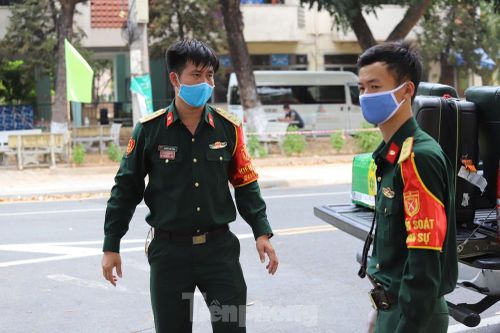 Bộ đội đưa người dân rời khỏi khu cách ly trở về nhà
