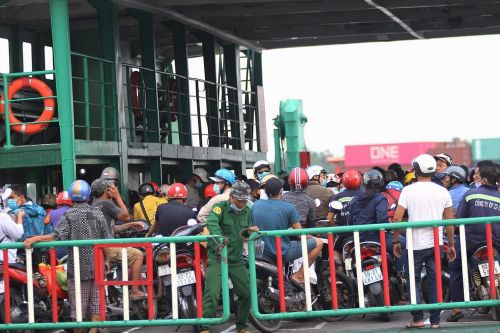 Chen chân qua phà Cát Lái trong ngày 'cách ly toàn xã hội'