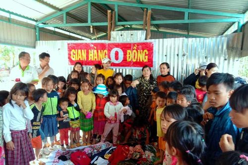 Ấm lòng những cửa hàng quần áo '0 đồng' ở Đắk Lắk