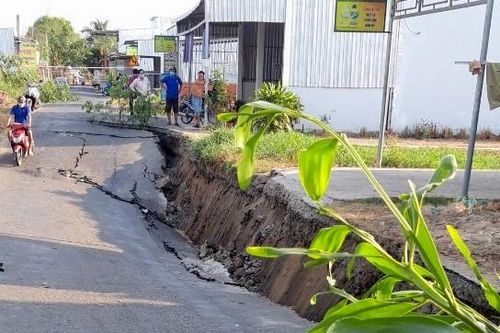 'Lạnh gáy' với mặt đường nứt toác, sâu hun hút ở Cà Mau