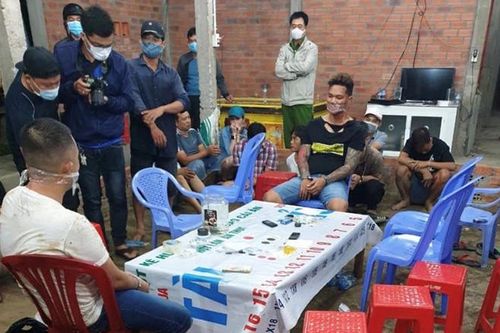 Cảnh sát nổ súng khống chế gần 40 con bạc