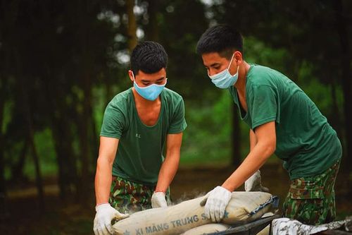Bộ đội nấu cơm, đun nước cho bà con, bà con tặng lại con đường