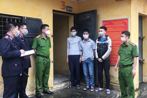 Viện trưởng tặng Bằng khen cho tập thể và cá nhân thuộc Vụ 8 - VKSND tối cao