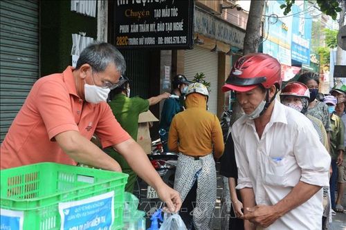 Dịch COVID-19: Những suất ăn gắn kết tình người