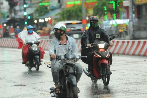 Mưa to trái mùa 'giải nhiệt' cho các tỉnh Nam Bộ đang nóng bức