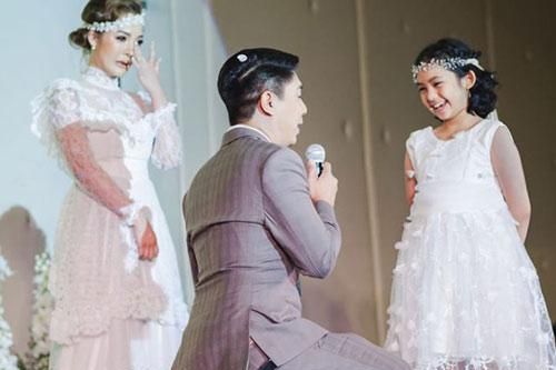 Đang tổ chức hôn lễ, chú rể bất ngờ quỳ gối trước một cô gái khác khiến cô dâu bật khóc
