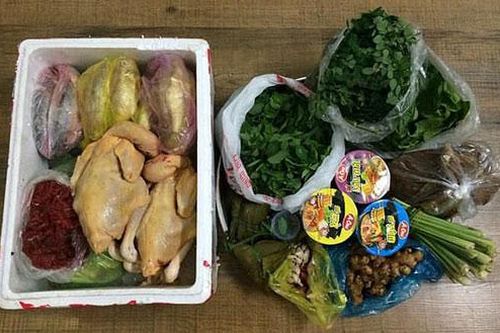 Lặn lội mang gà từ quê lên để tổ chức sinh nhật cho người yêu còn bị mắng, anh chàng đáp trả bất ngờ