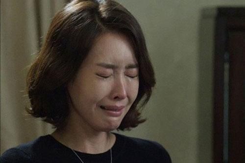 Vội lấy chồng vì lo ế tôi đau đớn khi biết mình chỉ là 'máy đẻ thuê'
