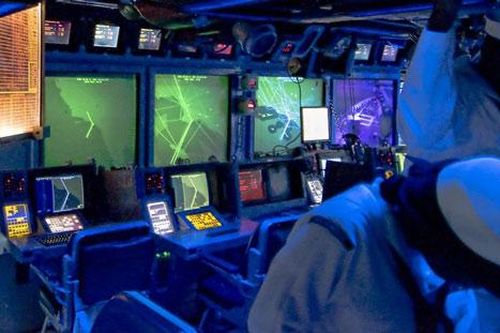 Hai người lạ ép Hải quân Mỹ giấu việc chạm mặt UFO?
