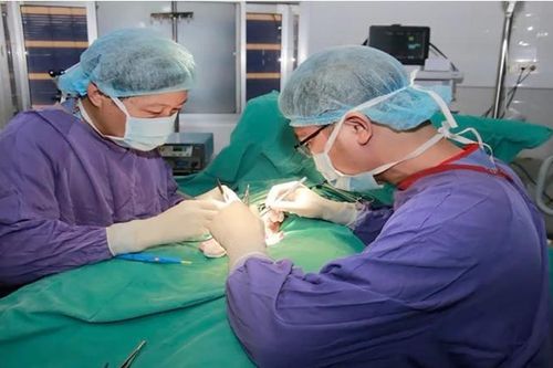 Bé trai 14 tuổi 'sống chung' với tinh hoàn bị hoại tử tới 13 ngày