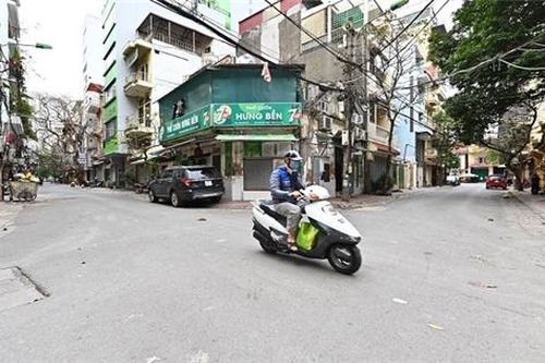 Thủ tướng yêu cầu xử lý nghiêm người ra đường khi không cần thiết