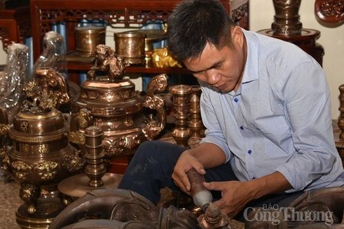 Nghệ nhân đúc đồng Vũ Duy Điệp: Kết hợp tinh hoa nghề với khoa học công nghệ