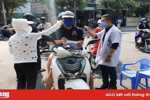 Nhắc nhở, xử phạt một số trường hợp không đeo khẩu trang nơi công cộng ở TP. Long Xuyên