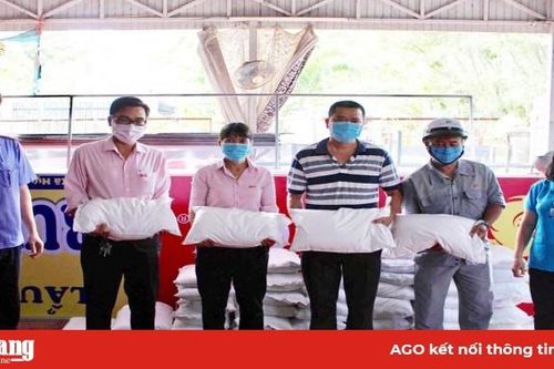 Hỗ trợ gạo cho 100 người lao động tại TP. Long Xuyên