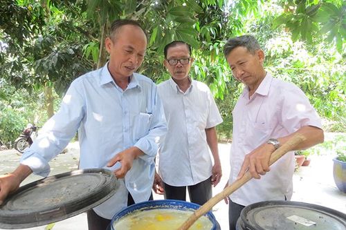 Nông dân Tâm Quê Hội quán ủ phân hữu cơ bón, tưới cho cây