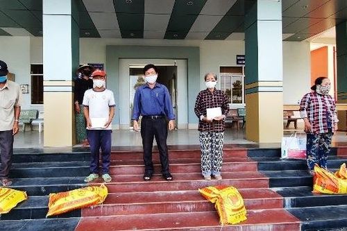 Phát gạo, quà hỗ trợ cho người bán vé số nghèo, cận nghèo