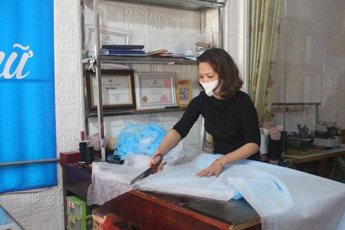 Tự may khẩu trang cấp miễn phí cho hơn 1.500 người dân trong xóm