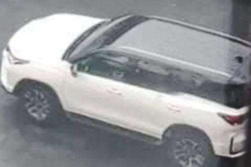 Toyota Fortuner 2021 facelift lộ diện không che chắn