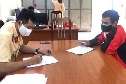 2 tàu công suất nghìn tấn khai thác cát trái phép trên sông Hồng