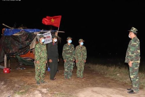 Trắng đêm cùng bộ đội biên phòng tuần tra biên giới chống dịch COVID-19