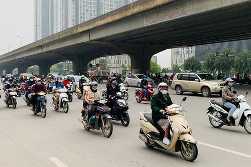 Xuất hiện tâm lý chủ quan, đường phố Hà Nội đông đúc khi đang thực hiện cách ly xã hội