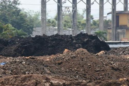 Kon Tum: 1.000 tấn bã bồn bị tồn đọng, người dân bị 'tra tấn' bởi mùi hôi và ruồi nhặng