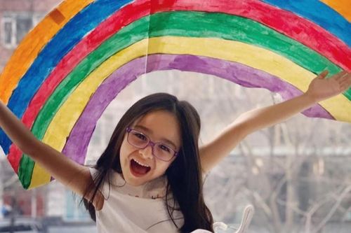 Tại sao trẻ em toàn thế giới lại vẽ tranh cầu vồng và dán lên cửa kính?
