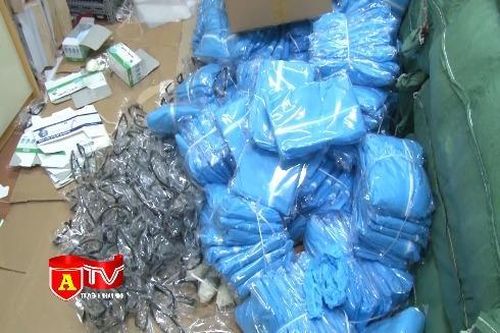 Tạm giữ hình sự 3 đối tượng trong vụ sản xuất quần áo bảo hộ y tế giả