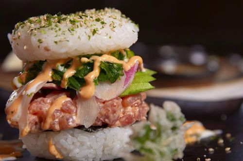 Thưởng thức món bánh kẹp sushi độc lạ