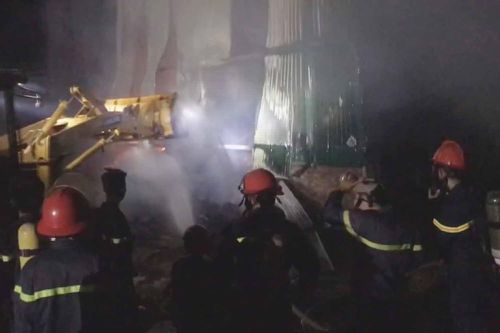 Cảnh sát cứu lô máy móc, hàng hóa tiền tỷ khỏi hỏa hoạn