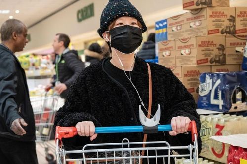 Người Trung Quốc bớt đi chơi, mua sắm vì nỗi ám ảnh dịch bệnh trở lại