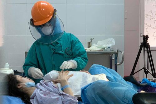 Bé trai ở Quảng Ninh chào đời trong phòng cách ly