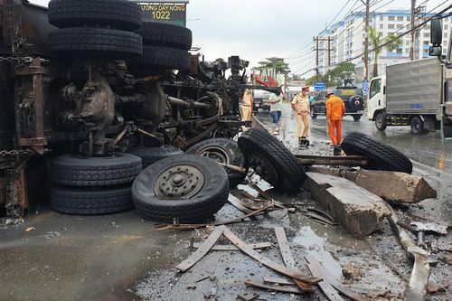 Xe tải bốc cháy sau khi tông dải phân cách ở TP.HCM