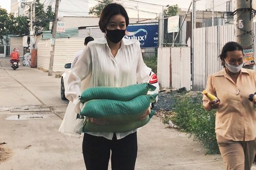 Hoa hậu Khánh Vân trao tặng 2 tấn gạo cho người nghèo