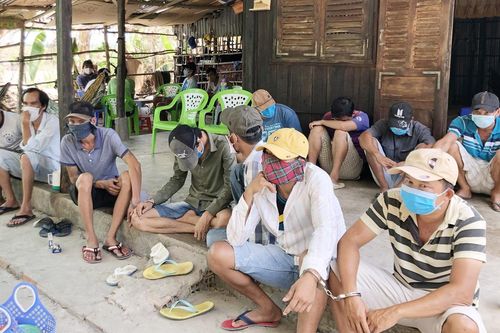 Hàng chục người đánh bài ăn tiền trong lúc cách ly xã hội