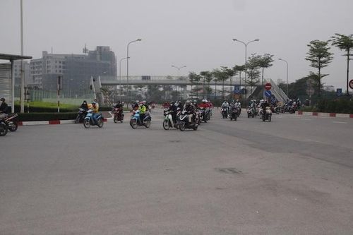 Người lao động nườm nượp đổ về khu công nghiệp lớn nhất Hà Nội