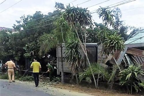Xe tải đâm ba người đi bộ thương vong