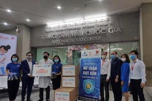 Trao 1.000 mũ chắn giọt bắn tặng y sĩ, bác sĩ Viện Huyết học - Truyền máu Trung ương